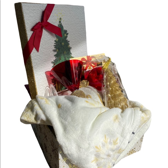 HOLIDAY GIFT BOX / BASKET - Picture 2 of 2